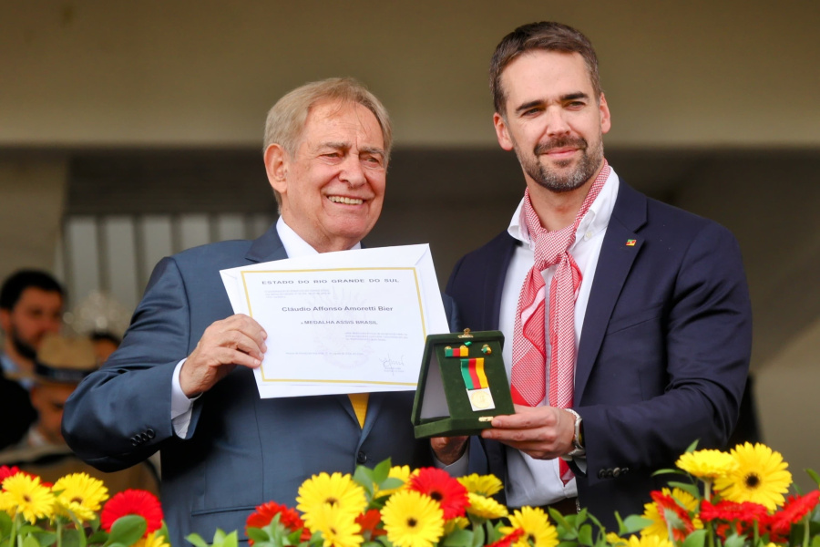 Claudio Bier recebe Medalha Assis Brasil na Expointer